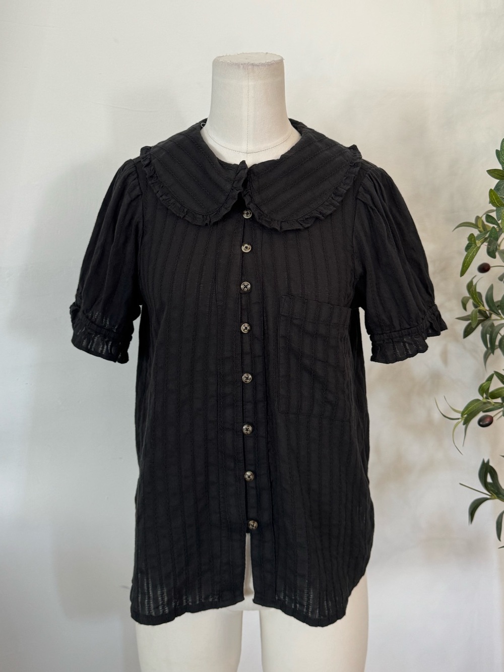 Pilcro Anthropologie Black Peter Pan Collar Ruffle Button Down Blouse Medium